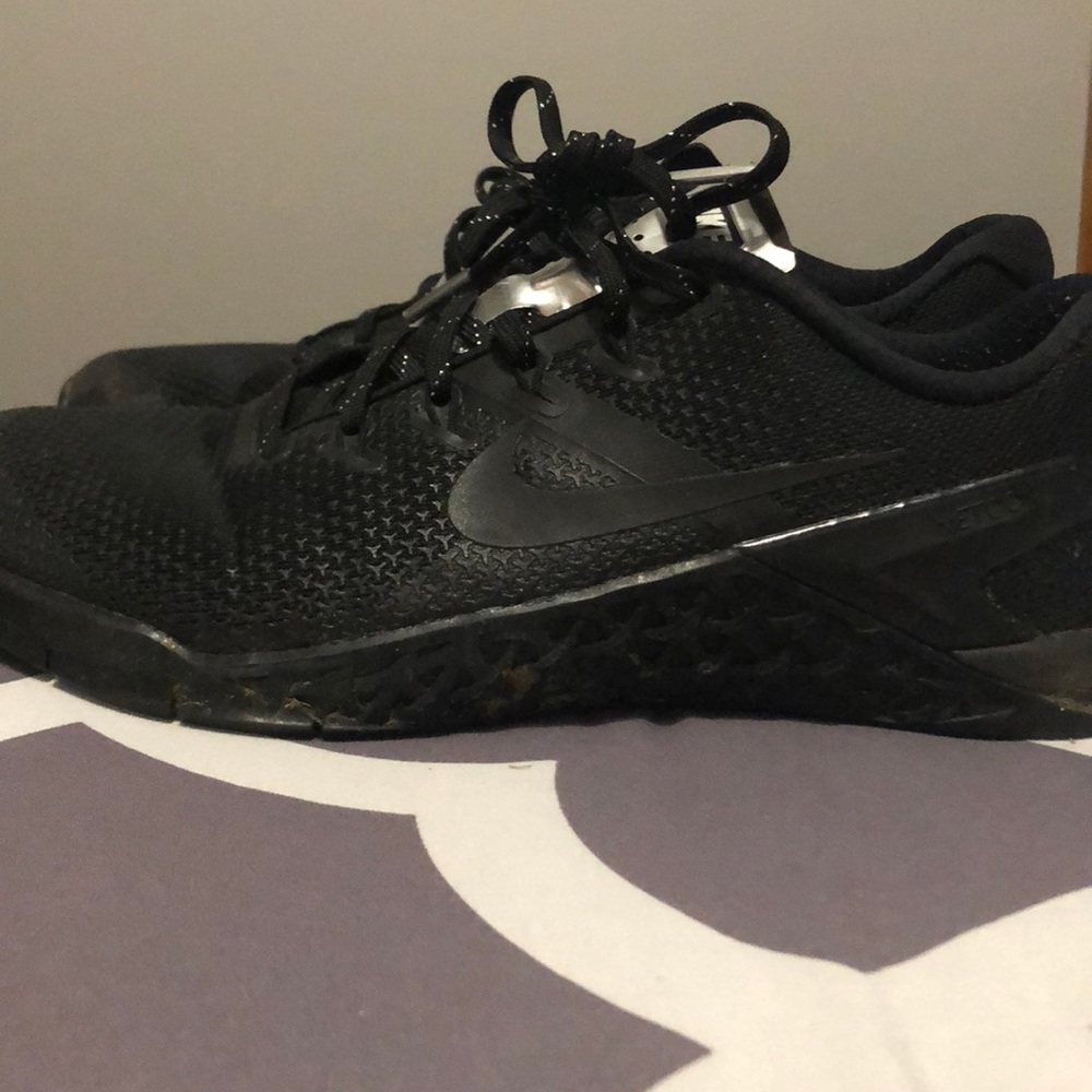 Women’s 8.5 all black nike metcon.